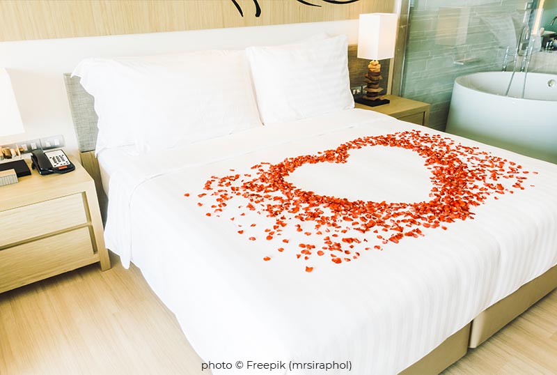 lit décoré de pétales de fleurs pour la saint valentin