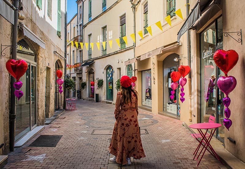 femme dans les rues décorées de cœurs pour la saint valentin